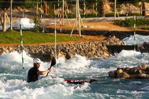 Jovens canoístas brasileiros embarcam para treinar durante um mês no canal artificial de Al Ain nos Emirados Árabes / Foto: Divulgação CBCa